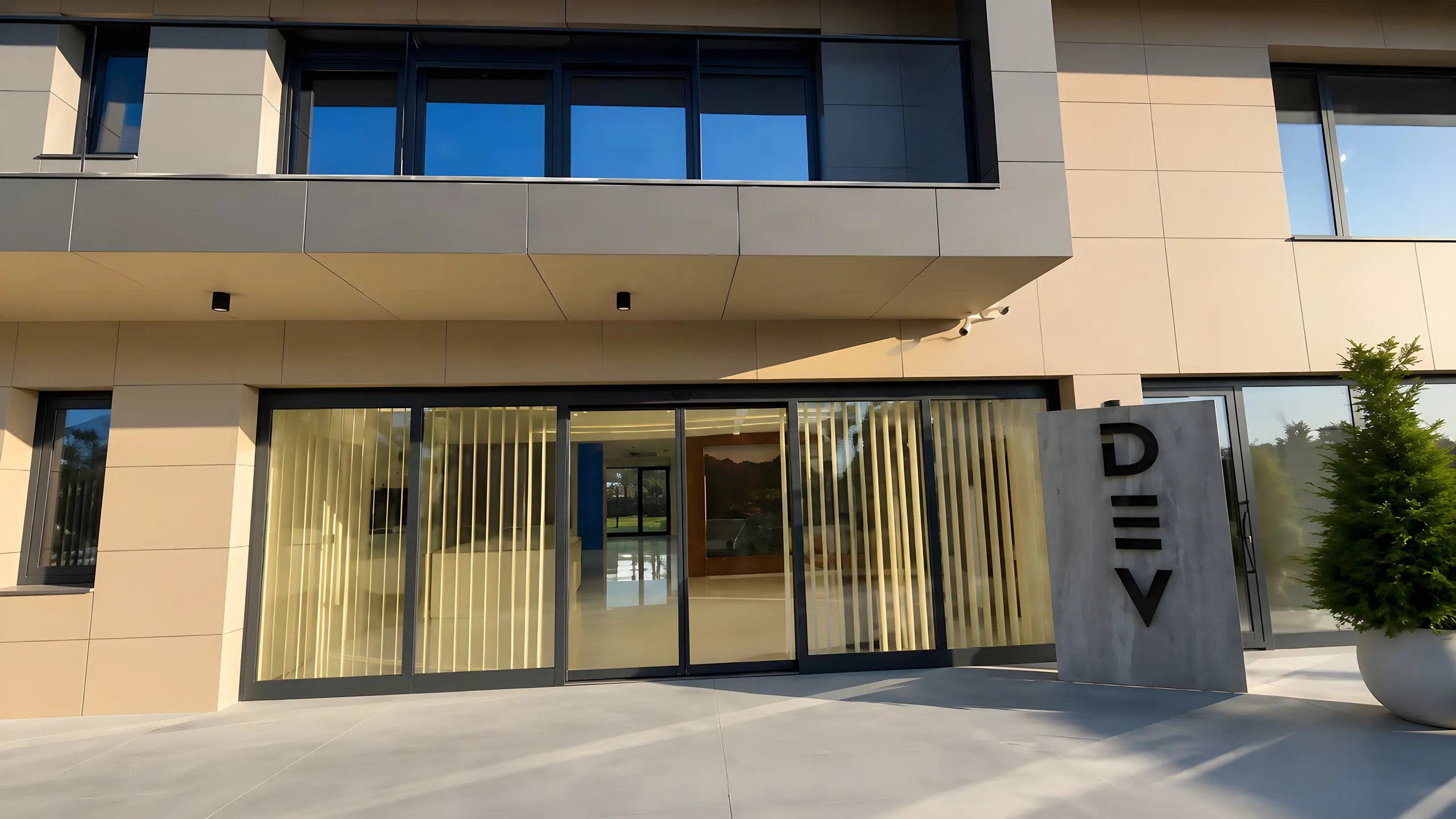 Girişteki taş DEV tabelası ve cam cepheli ana kapı