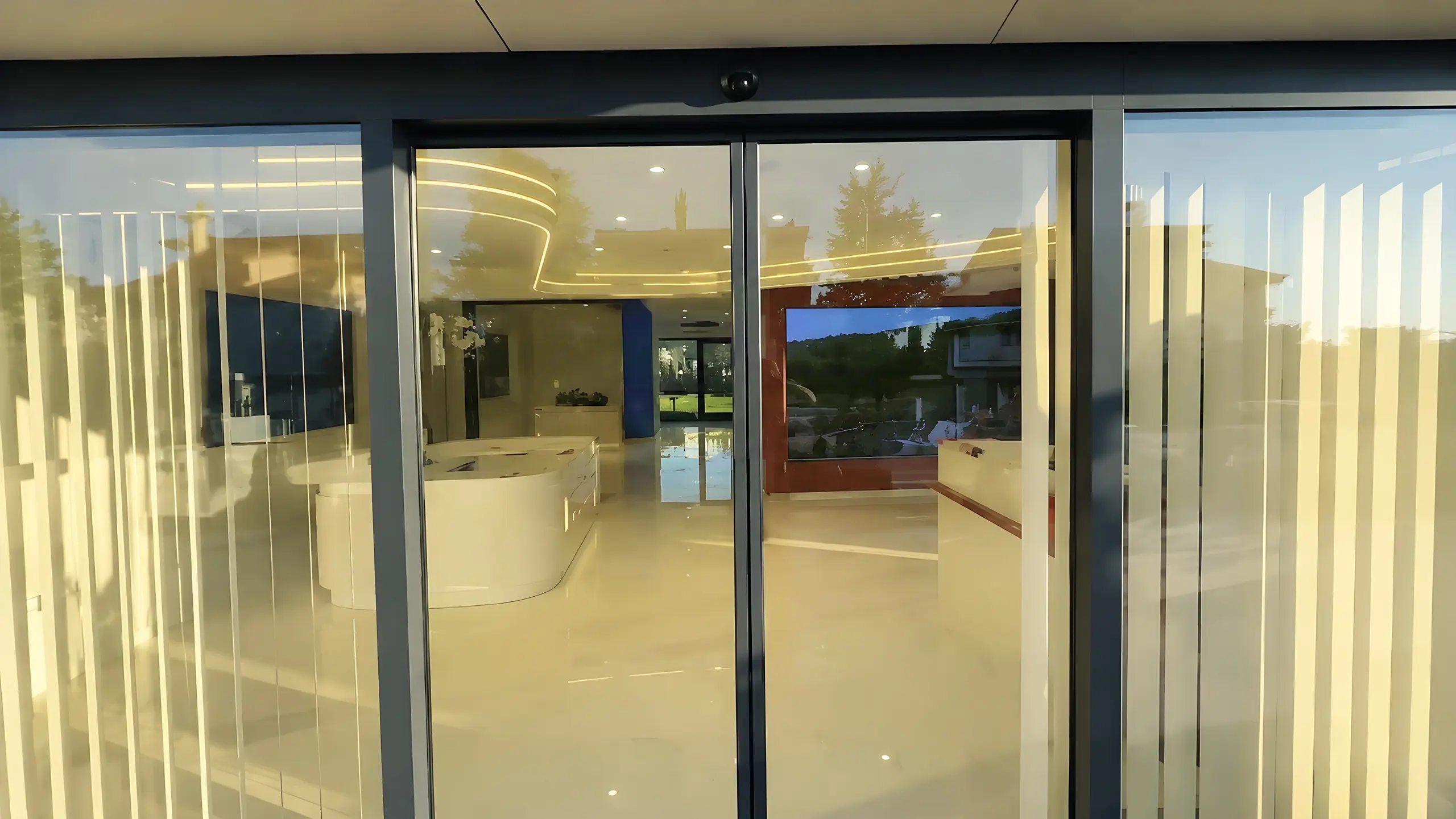 Kayar camdan yansıyan showroom girişi