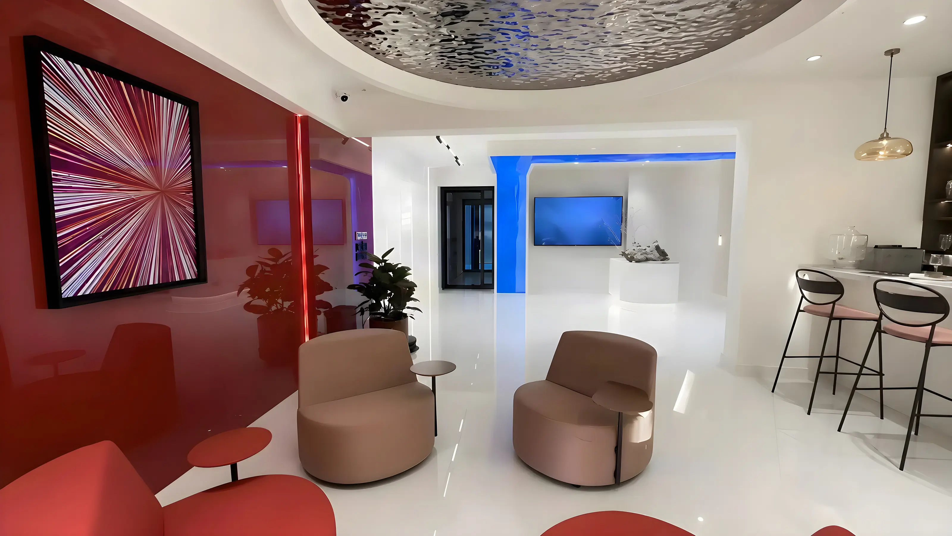 VIP-Lounge mit weinroter Wandkunst und Samtsitzen