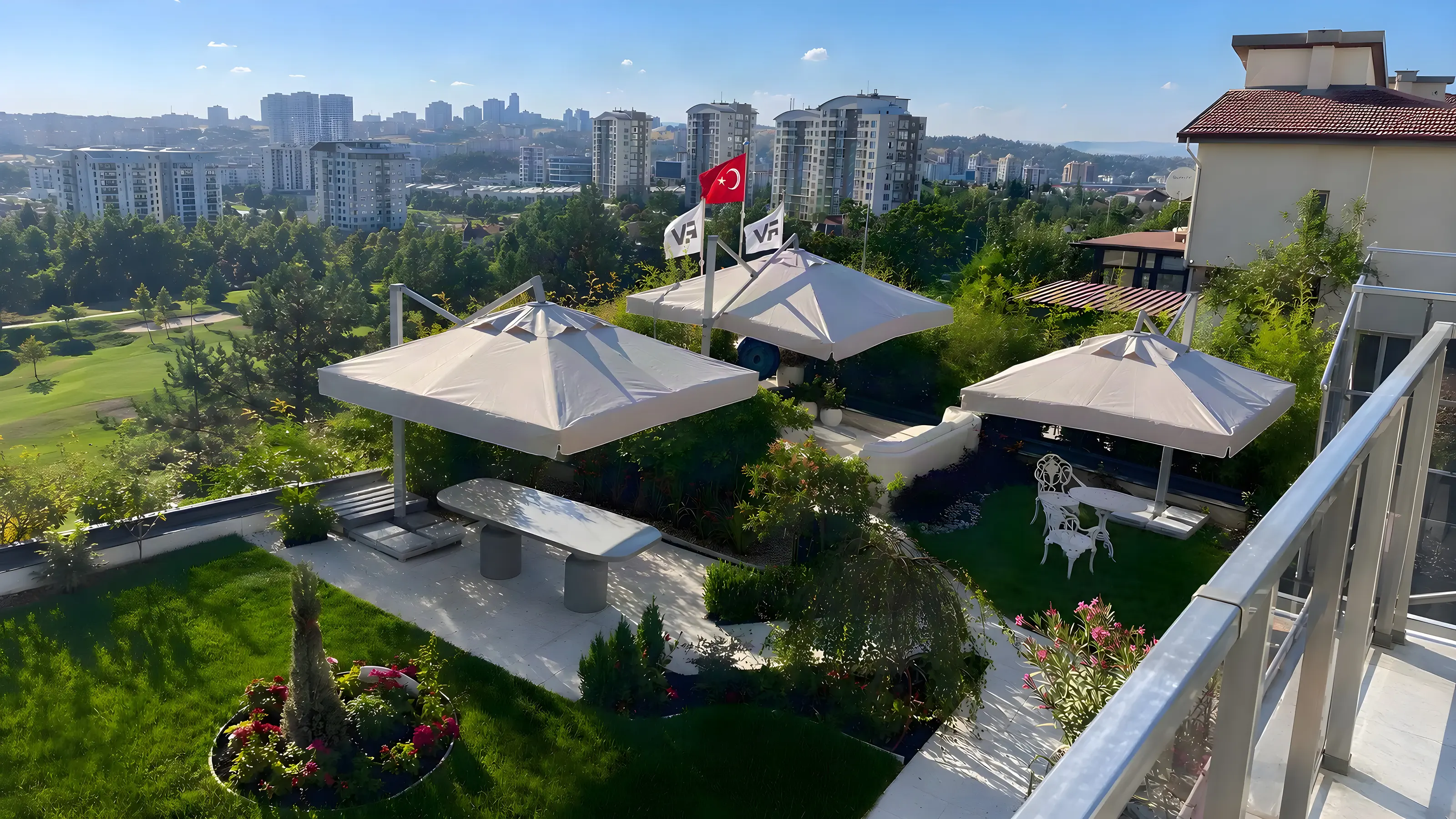 Schattige Sitzbereiche auf der Dachterrasse mit Blick auf Ankara